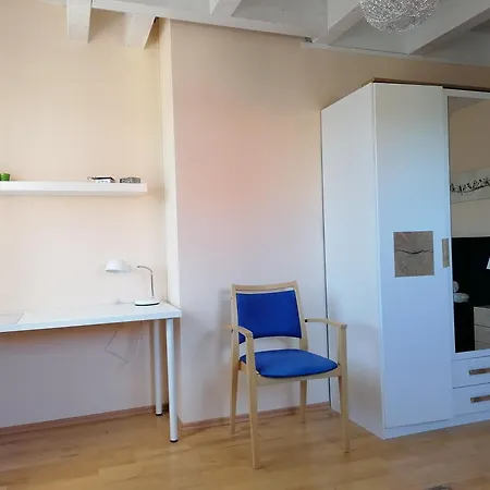 Helles Gaestezimmer Mit Kleinkueche Und Badbenutzung Апартаменты