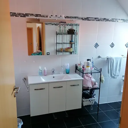 Helles Gaestezimmer Mit Kleinkueche Und Badbenutzung Швабмюнхен